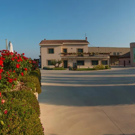 Tenuta Tre Gemme In Cantina - Don Rocco Séjour à la ferme Catignano